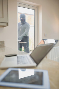 Antintrusione-ladro-che-entra-dalla-finestra
